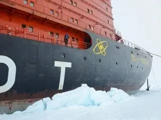 На изображении может находиться транспортное средство гидроцикл судно корабль лодка и ледокол