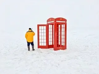 На изображении может находиться человек и телефонная будка