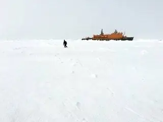 На этом изображении может находиться человек транспортное средство гидроцикл судно на открытом воздухе природа лед корабль и приключения