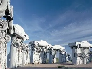 Никто не знает, кто построил Стоунхендж и зачем, но мы знаем, кто построил Кархендж и зачем. Реплика Стоунхенджа использует 38
