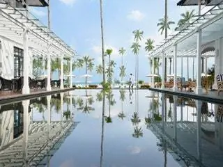 На изображении может находиться Porch Patio Pergola Building Hotel and Resort