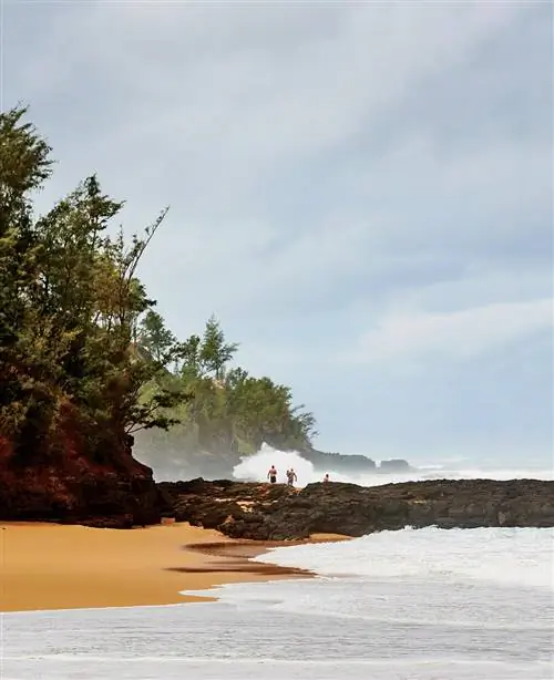 На изображении может находиться на открытом воздухе Природа Земля Береговая линия Вода Океан Море Мыс Человек и побережье