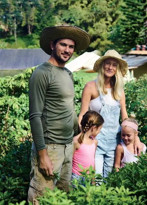 На изображении может находиться одежда Одежда Шляпа Человек Солнцезащитная шляпа Сад На улице и люди