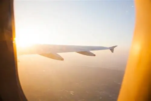 На изображении может находиться: природа, на улице, свет, вспышка, транспортное средство, транспорт, самолет, полет и окно