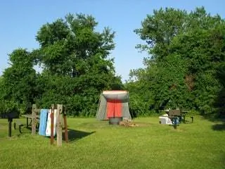 На изображении может находиться палатка с травяным растением и на улице