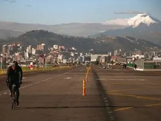 На изображении может находиться транспорт транспортное средство велосипед человек дорога асфальт асфальт пересечение и автострада