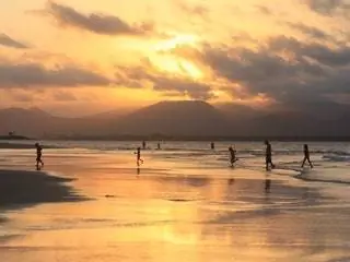 На изображении может находиться Природа На улице Человек Океан Вода Море Береговая линия Небо Солнечный свет Сумерки Закат и рассвет