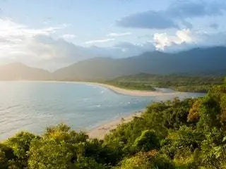 На изображении может находиться Земля на улице Природа Береговая линия Вода Море Океан Мыс Побережье и полуостров