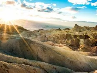 На изображении может находиться природа на улице пейзаж пейзаж Mesa Light and Flare