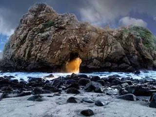 Это изображение может содержать Мыс Природа Океан На открытом воздухе Вода Море Пещера Береговая линия Бухта Побережье Пламя и костер