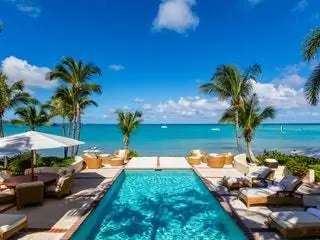 На изображении может находиться здание и отель Summer Tropical Pool Water Building