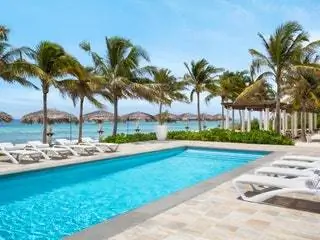 На изображении может находиться здание Summer Resort Hotel Tropical Pool and Water