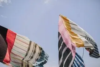 Это изображение может содержать символ и флаг
