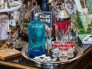 На изображении может находиться паб со стеклянной бутылкой и барная стойка