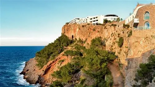 10 самых красивых отелей в мире на скалах