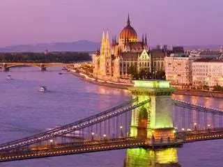 Это изображение может содержать Город Город Метрополис Городское Здание Архитектура Шпиль Шпиль Башня и Мост