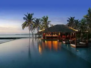 На изображении может находиться Summer Building Hotel Resort and Tropical