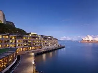 На изображении может находиться здание с водой Waterfront Dock Port Pier Hotel and Bridge
