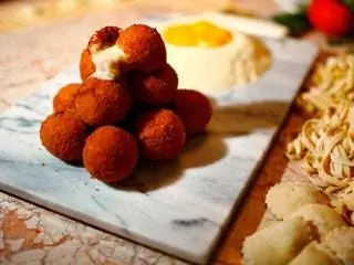 Это изображение может содержать кондитерские изделия, продукты питания, сладости и фрикадельки.