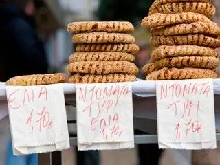 На изображении может находиться еда хлеб человек и крекер