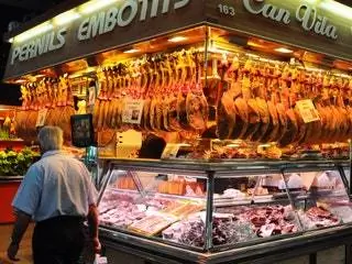 Это изображение может содержать человека Магазин Мясная лавка Рынок Гастроном и еда