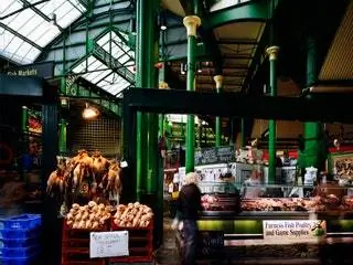 На изображении может находиться человек еда и рынок
