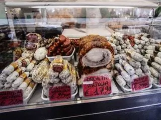 На изображении может находиться Еда Кондитерские изделия Сладости Пекарня Глазурь Торт Десерт Крем Сливки Бургер и гастроном