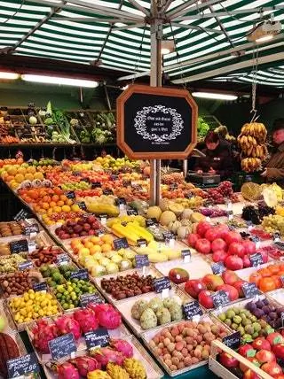 Это изображение может содержать рынок, человек, продуктовый магазин, магазин, супермаркет и завод.