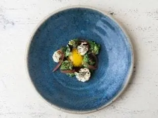 На изображении может находиться растительная пища тарелка мука керамическая ваза кувшин фарфоровое искусство и миска