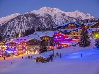 На изображении может находиться природа на улице здание гора человек человек отель курорт снег лыжная трасса спорт спорт и растения