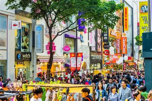 На изображении может находиться человек Пешеход Chan Heng Chee Urban City Town Downtown Building Толпа и архитектура