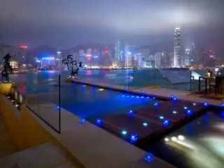 На изображении может находиться город город мегаполис городское здание освещение перила и дорога