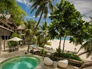 На изображении может находиться летняя постройка, бассейн, вода, тропический отель, курорт, гидромассажная ванна и джакузи.