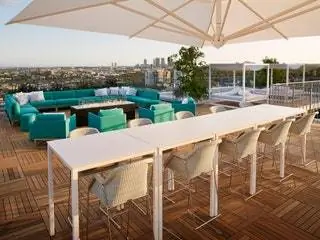 Это изображение может содержать деревянную мебель, стул, фанерную столешницу, ресторан в помещении и кафетерий.