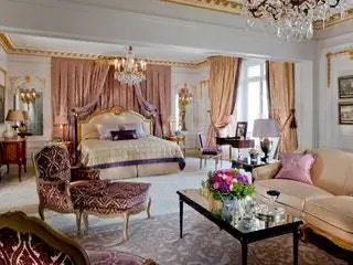 На изображении может находиться мебель комната в помещении гостиная стул дизайн интерьера кровать спальня диван стол и ковер