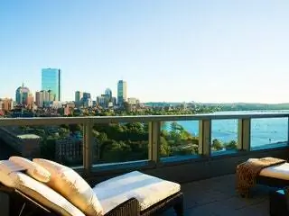 Это изображение может содержать городское здание Metropolis Building Urban City Town Перила и балкон