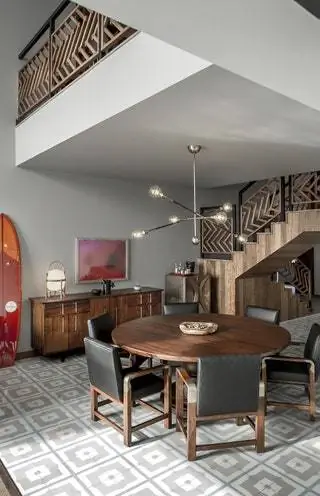 На изображении может находиться в помещении Мебель Стул Жилье Здание Комната Столовая Дизайн интерьера Гостиная и лофт