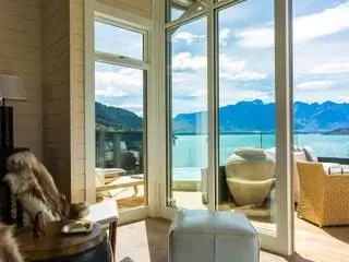 Это изображение может содержать Мебель Жилье Здание Комната Гостиная В помещении Стол и Диван