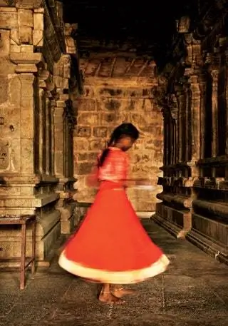 На изображении может находиться одежда одежда платье модное платье вечернее платье халат человек женщина и женщина