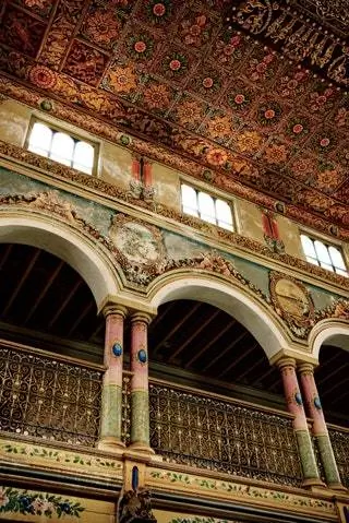 Изображение может содержать колонну и колонну арочной арки архитектуры здания