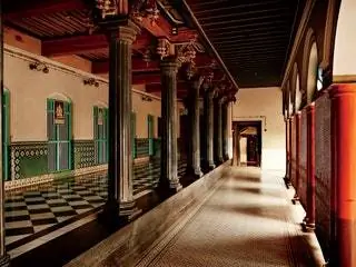 На изображении может находиться коридор, пол, этаж, здание и архитектура.