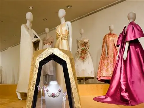 Это изображение может содержать магазин одежды, бутик, кукла, игрушка, вечернее платье, модное платье, халат и манекен.