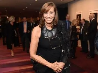 Это изображение может содержать Donna Karan Fashion Premiere Human Person Red Carpet Red Carpet Premiere Footwear and Clothing