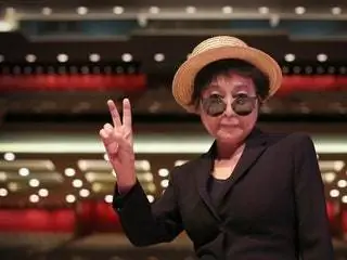 На изображении может находиться человек одежда шляпа одежда солнцезащитные очки аксессуары аксессуар и палец