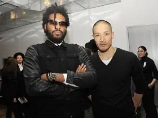 На изображении может находиться человек одежда одежда мужчина лицо пальто костюм пальто и Ленни Кравиц