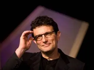 Это изображение может содержать аксессуары для очков, аксессуар, человек и палец.