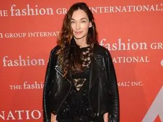 На изображении может находиться Kelly Wearstler Clothing Clothing Jacket Coat Leather Jacket Человек и человек