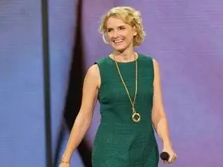 На изображении может находиться Элизабет Гилберт Человек Халат Мода Вечернее платье Одежда Платье Одежда и украшения