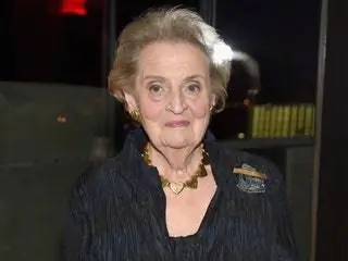 На изображении может находиться Madeleine Albright Человек Ювелирные изделия Ожерелье Аксессуары Аксессуары Одежда и одежда