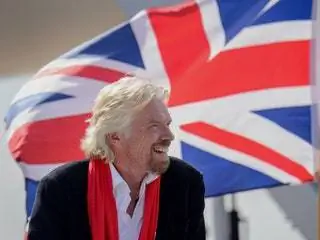 Это изображение может содержать Символ Флаг Человек и Человек